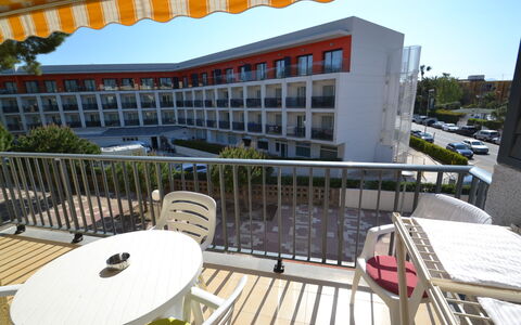 Cambrils 185: Cielo, Proprietà, Mobilia, Tavolo, Pianta, Architettura, Costruzione, Sedia, Mobili Da Esterno, Shade