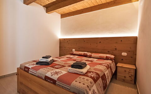 Ai Tini: Parete, Legna, Interior Design, Soffitto, Pavimento, Pavimentazione, Camera Da Letto, Letto, Camera, Marrone