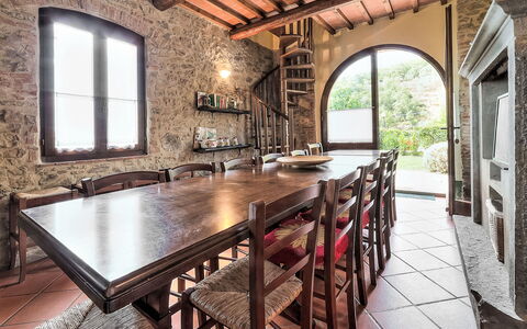 La Malva: Mobilia, Parete, Interior Design, Legna, Tavolo, Cucina & Sala Da Pranzo Tavolo, Pavimentazione, Sedia, Soffitto, Sala Da Pranzo