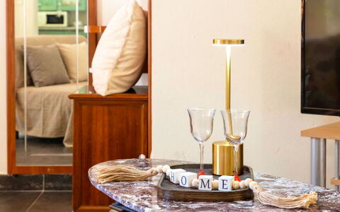 Il Girasole: Mobilia, Interior Design, Illuminazione, Tavolo, Pavimentazione, Casa, Camera, Pavimento, Soggiorno, Lampada