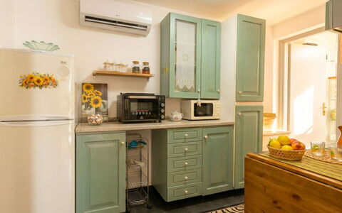 Il Girasole: Cabinetry, Mobilia, Cucina, Interior Design, Elettrodomestico Da Cucina, Controsoffitto, Legna, Apparecchio Major, Pavimentazione, Credenza