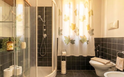 Il Girasole: Bagno, Interior Design, Idraulico Fixture, Parete, Toilet Seat, Pavimentazione, Gabinetto, Pavimento, Rubinetto, Lavello