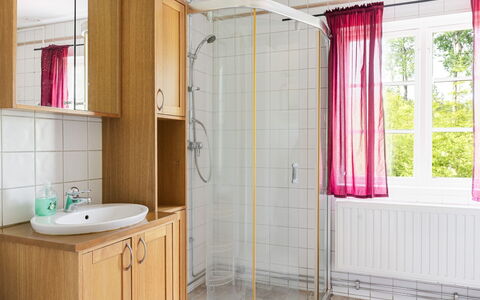 Jönsamåla: Idraulico Fixture, Bagno, Pavimentazione, Interior Design, Lavello, Pavimento, Rubinetto, Lavandino Del Bagno, Idraulico, Doccia