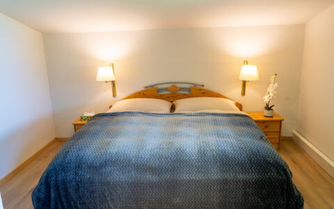 Strobl 1: Letto, Mobilia, Bedding, Camera Da Letto, Interior Design, Lenzuolo, Pavimento, Legna, Biancheria, Pavimentazione