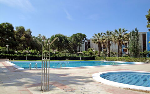 Reus Mediterrani: Cielo, Acqua, Proprietà, Pianta, Azzurro, Albero, Piscina, Shade, Arecales, Zona Residenziale