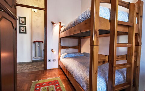 Monte Livrio: Letto, Camera Da Letto, Interior Design, Mobilia, Lenzuolo, Pavimentazione, Bedding, Pavimento, Legna, Camera