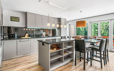 Reseda 3.23: Mobilia, Cucina, Controsoffitto, Interior Design, Elettrodomestico Da Cucina, Cabinetry, Pavimentazione, Legna, Soffitto, Lampada