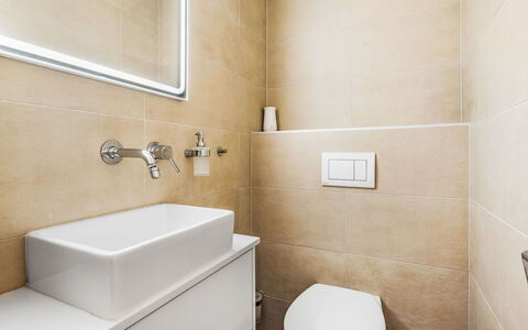 Reseda 3.23: Bagno, Parete, Idraulico Fixture, Pavimentazione, Pavimento, Gabinetto, Interior Design, Toilet Seat, Idraulico, Rubinetto