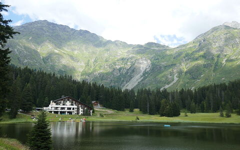 Larice: Corpo D'Acqua, Geografia Montane, Montagna, Paesaggio Naturale, Highland, Paesaggio, Banca, Catena Montuosa, Alveo, Lago