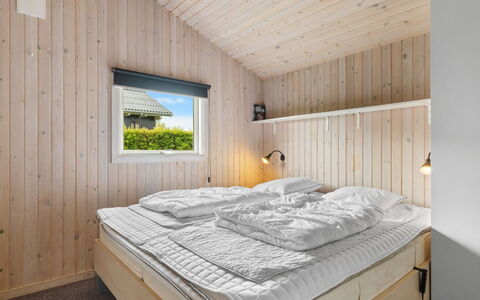 Frederikke - 875M from the Sea: Legna, Camera Da Letto, Letto, Soffitto, Interior Design, Casa, Telaio Del Letto, Lenzuolo, Bedding, Latifoglie