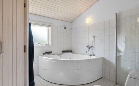 Frederikke - 875M from the Sea: Pavimentazione, Idraulico Fixture, Pavimento, Interior Design, Soffitto, Bagno, Vasca Da Bagno, Idraulico, Rubinetto, Materiale Composito