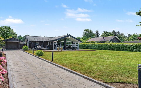Frederikke - 875M from the Sea: Zona Residenziale, Casa, Casa, Estate, Villetta, Shade, Prato, Driveway, Sobborgo, Giardino