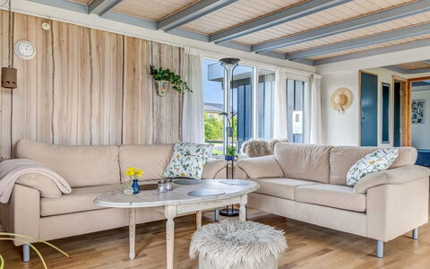 Nielsine - 250M from the Sea: Mobilia, Interior Design, Pavimentazione, Legna, Pavimento, Soffitto, Divano, Camera, Soggiorno, Casa