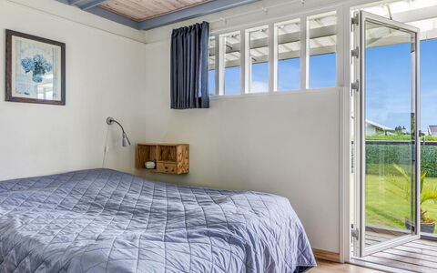Nielsine - 250M from the Sea: Legna, Pavimento, Pavimentazione, Soffitto, Interior Design, Camera Da Letto, Casa, Letto, Lenzuolo, Camera