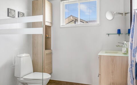 Nielsine - 250M from the Sea: Idraulico Fixture, Toilet Seat, Gabinetto, Pavimento, Legna, Pavimentazione, Interior Design, Bagno, Idraulico, Lavello