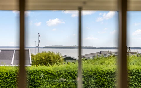 Nielsine - 250M from the Sea: Bicchiere, Luce Del Sole, Shade, Oceano, Illuminazione Diurna, Eco Hotel, Recinzione, Balcone, Alluminio