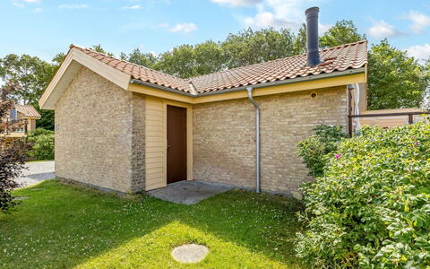 Rouwen - 120M from the Sea: Mobilia, Tavolo, Mobili Da Esterno, Tavolo Esterno, Sedia, Color Legno, Shade, Backyard, Villetta, Cucina & Sala Da Pranzo Tavolo