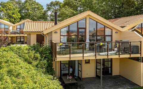 Rouwen - 120M from the Sea: Mobilia, Tavolo, Mobili Da Esterno, Tavolo Esterno, Sedia, Color Legno, Shade, Backyard, Villetta, Cucina & Sala Da Pranzo Tavolo
