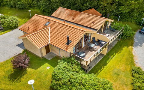 Rouwen - 120M from the Sea: Mobilia, Tavolo, Mobili Da Esterno, Tavolo Esterno, Sedia, Color Legno, Shade, Backyard, Villetta, Cucina & Sala Da Pranzo Tavolo