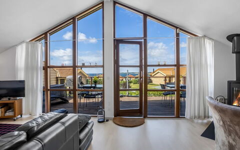 Rouwen - 120M from the Sea: Legna, Pavimentazione, Pavimento, Mobilia, Interior Design, Casa, Soffitto, Divano, Soggiorno, Porta