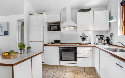 Rouwen - 120M from the Sea: Cucina, Elettrodomestico Da Cucina, Controsoffitto, Apparecchio Major, Cabinetry, Interior Design, Elettrodomestico, Pavimentazione, Soffitto, Mobilia