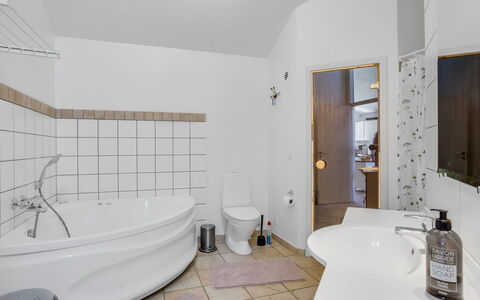 Rouwen - 120M from the Sea: Interior Design, Pavimentazione, Idraulico Fixture, Pavimento, Soffitto, Bagno, Vasca Da Bagno, Camera, Idraulico, Illuminazione
