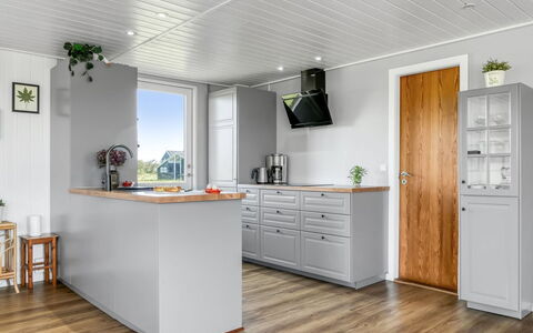 Leonard - 130M from the Sea: Pavimentazione, Legna, Pavimento In Legno, Pavimento, Cucina, Mobilia, Elettrodomestico Da Cucina, Cabinetry, Apparecchio Major, Interior Design