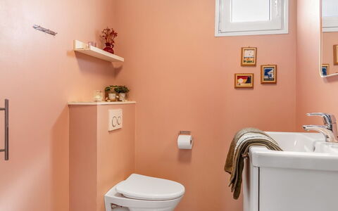Leonard - 130M from the Sea: Bagno, Idraulico Fixture, Toilet Seat, Gabinetto, Interior Design, Lavello, Idraulico, Pavimentazione, Pavimento, Rubinetto