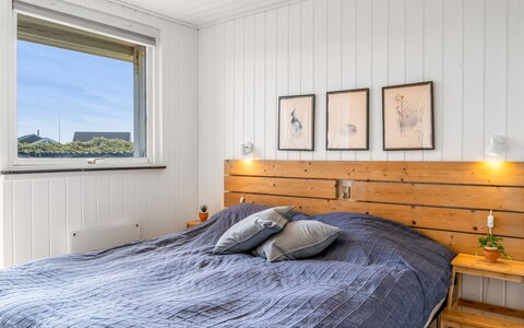 Leonard - 130M from the Sea: Legna, Camera Da Letto, Bedding, Letto, Lenzuolo, Biancheria, Pavimentazione, Interior Design, Pavimento, Telaio Del Letto