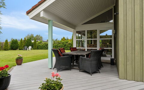 Henne - from the Sea: Legna, Casa, Portico, Deck, Latifoglie, Tetto, Color Legno, Pavimento In Legno, Eco Hotel