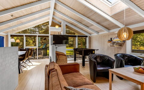 Rathulf - 700M from the Sea: Interior Design, Legna, Pavimentazione, Soffitto, Mobilia, Divano, Pavimento, Soggiorno, Casa, Illuminazione