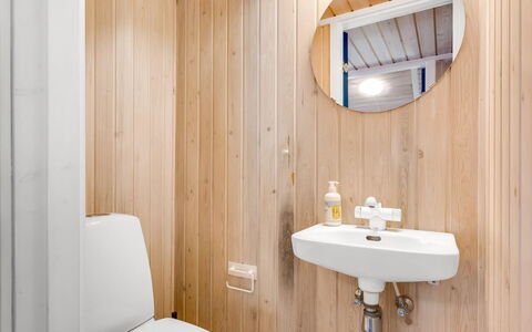 Rathulf - 700M from the Sea: Legna, Idraulico Fixture, Pavimentazione, Interior Design, Bagno, Pavimento, Lavandino Del Bagno, Lavello, Camera, Idraulico