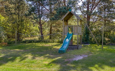 Rathulf - 700M from the Sea: Campo Da Giuoco, Giardino, Prato, Attrezzatura Giochi All'Aperto, Scivolo, Backyard, Shade, Landscaping, Cortile, Parco