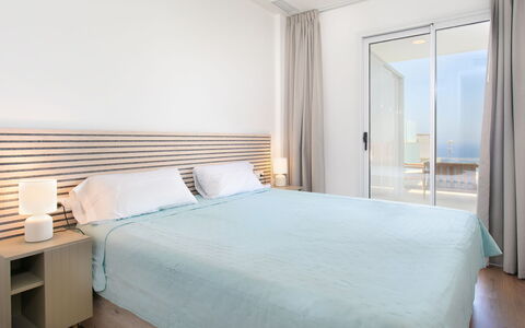 D'Mediterranea Private Pool & Sauna: Mobilia, Interior Design, Legna, Pavimento, Pavimentazione, Letto, Tessile, Camera Da Letto, Soffitto, Illuminazione