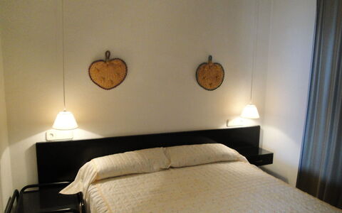 Horta del Mar: Camera Da Letto, Letto, Camera, Mobilia, Proprietà, Interior Design, Telaio Del Letto, Parete, Lenzuolo, Illuminazione