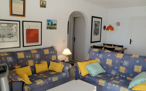 Horta del Mar: Camera, Soggiorno, Proprietà, Mobilia, Divano, Interior Design, Giallo, Costruzione, Casa, Tavolo