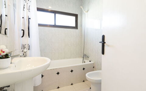Horta del Mar: Rubinetto, Idraulico Fixture, Specchio, Lavello, Proprietà, Lavandino Del Bagno, Costruzione, Pianta, Bagno, Viola