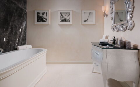 Celeste: Idraulico Fixture, Interior Design, Vasca Da Bagno, Bianca, Pavimentazione, Bagno, Rubinetto, Pavimento, Idraulico, Lavello