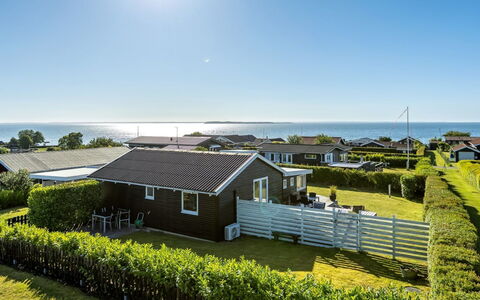 Raymond - 175M from the Sea: Estate, Shade, Driveway, Agriturismo