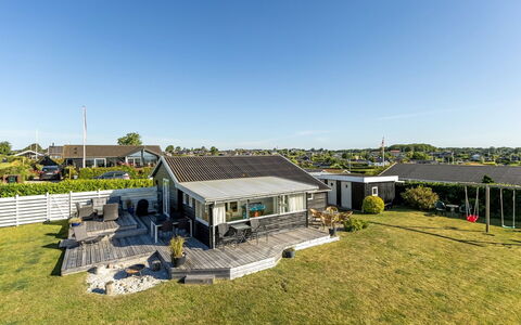 Raymond - 175M from the Sea: Estate, Shade, Driveway, Agriturismo