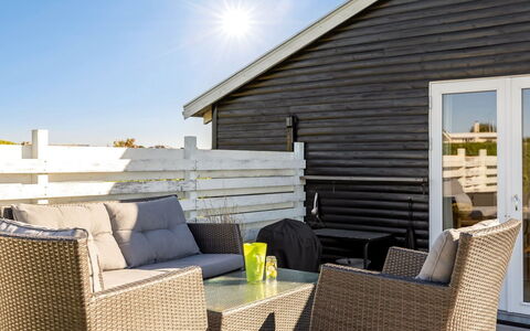 Raymond - 175M from the Sea: Estate, Shade, Driveway, Agriturismo