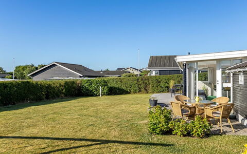 Raymond - 175M from the Sea: Estate, Shade, Driveway, Agriturismo