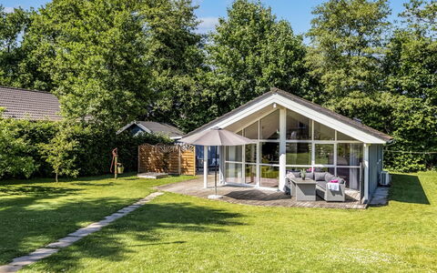 Alfwin - 300M from the Sea: Tetto, Casa, Casa, Villetta, Raccordo, Estate, Driveway, Edifici Giardino, Cortile, Capannone