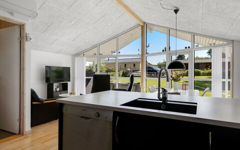 Alfwin - 300M from the Sea: Tetto, Casa, Casa, Villetta, Raccordo, Estate, Driveway, Edifici Giardino, Cortile, Capannone