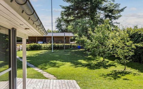Alfwin - 300M from the Sea: Tetto, Casa, Casa, Villetta, Raccordo, Estate, Driveway, Edifici Giardino, Cortile, Capannone