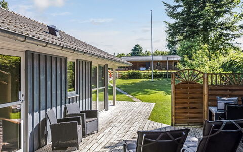 Alfwin - 300M from the Sea: Tetto, Casa, Casa, Villetta, Raccordo, Estate, Driveway, Edifici Giardino, Cortile, Capannone