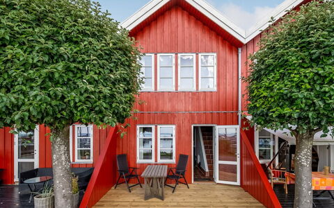 Ulvi - 15M from the Sea: Tetto, Casa, Porta, Villetta, Shade, Raccordo, Cortile, Estate, Backyard
