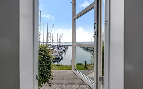Ulvi - 15M from the Sea: Tetto, Casa, Porta, Villetta, Shade, Raccordo, Cortile, Estate, Backyard