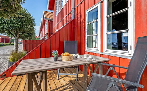 Ulvi - 15M from the Sea: Tetto, Casa, Porta, Villetta, Shade, Raccordo, Cortile, Estate, Backyard