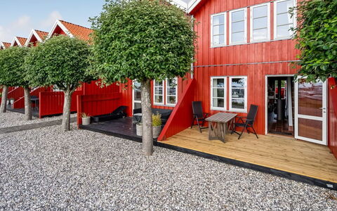 Ulvi - 15M from the Sea: Tetto, Casa, Porta, Villetta, Shade, Raccordo, Cortile, Estate, Backyard